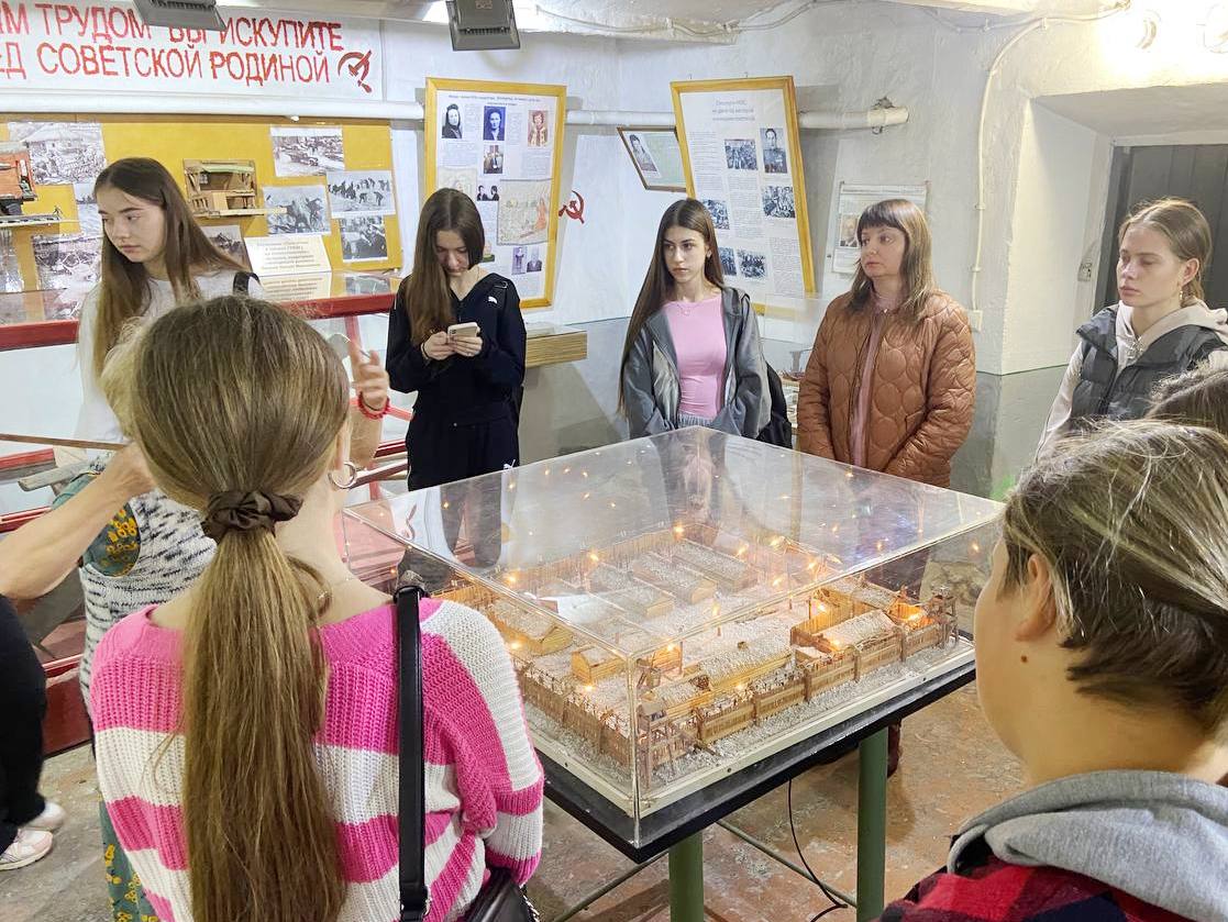 Студенти факультету педагогіки і психології озайомлюються з експонатами музею